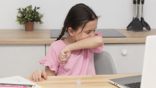 psicología infantil, se muestra niña haciendo los deberes
