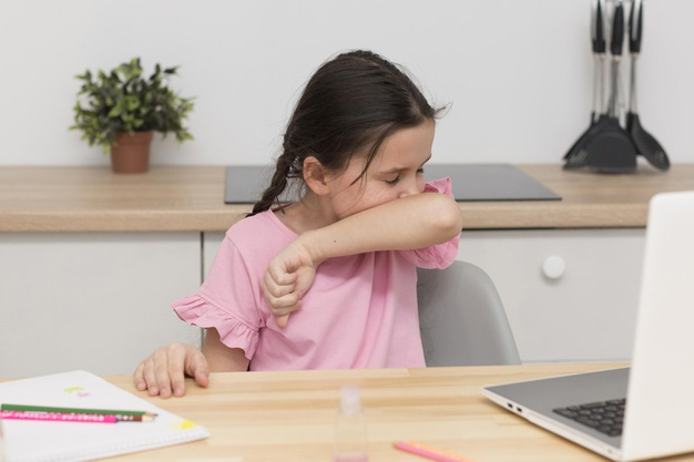 psicología infantil, se muestra niña haciendo los deberes