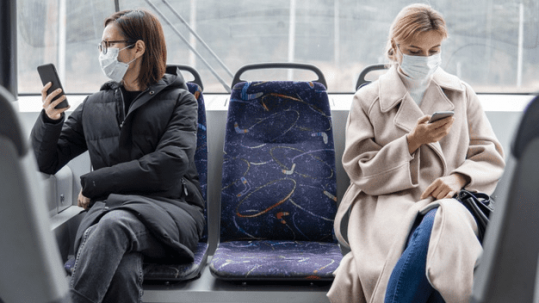 gestión del miedo, se muestran dos personas sentadas en la parte trasera de un autobús con asiento de separación