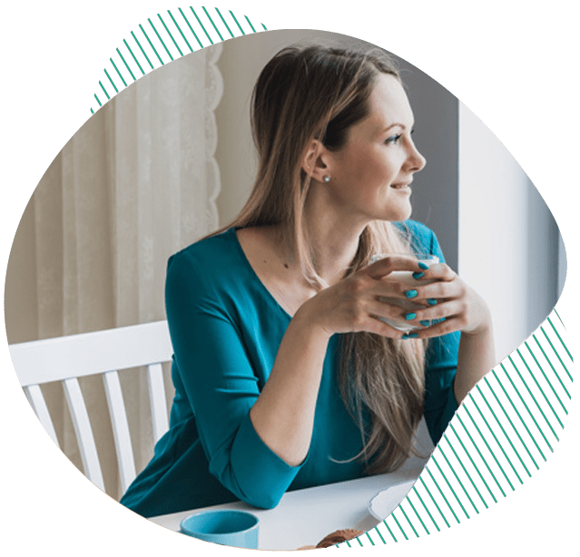 terapia adultos, se muestra una mujer sosteniendo una taza de té